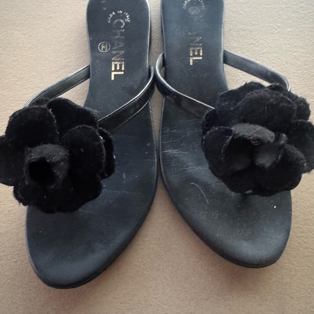 CHANEL Black Women's Sandals with Floral Accent - Picture 2 of 4